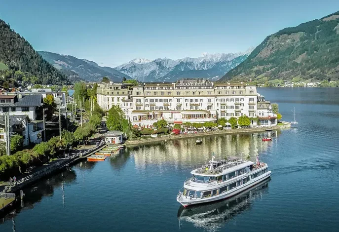 قوارب بحيرة زيلامسي